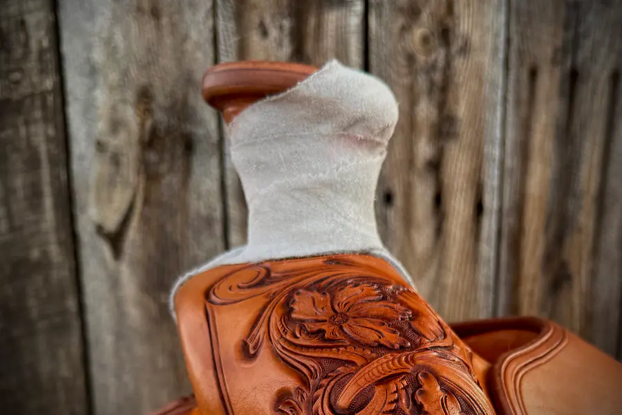 A covered Keetch-style horn with a carved floral swell below it