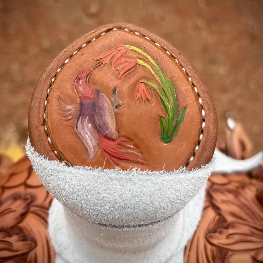 Saddle horn cap with colour-tinted hand carving